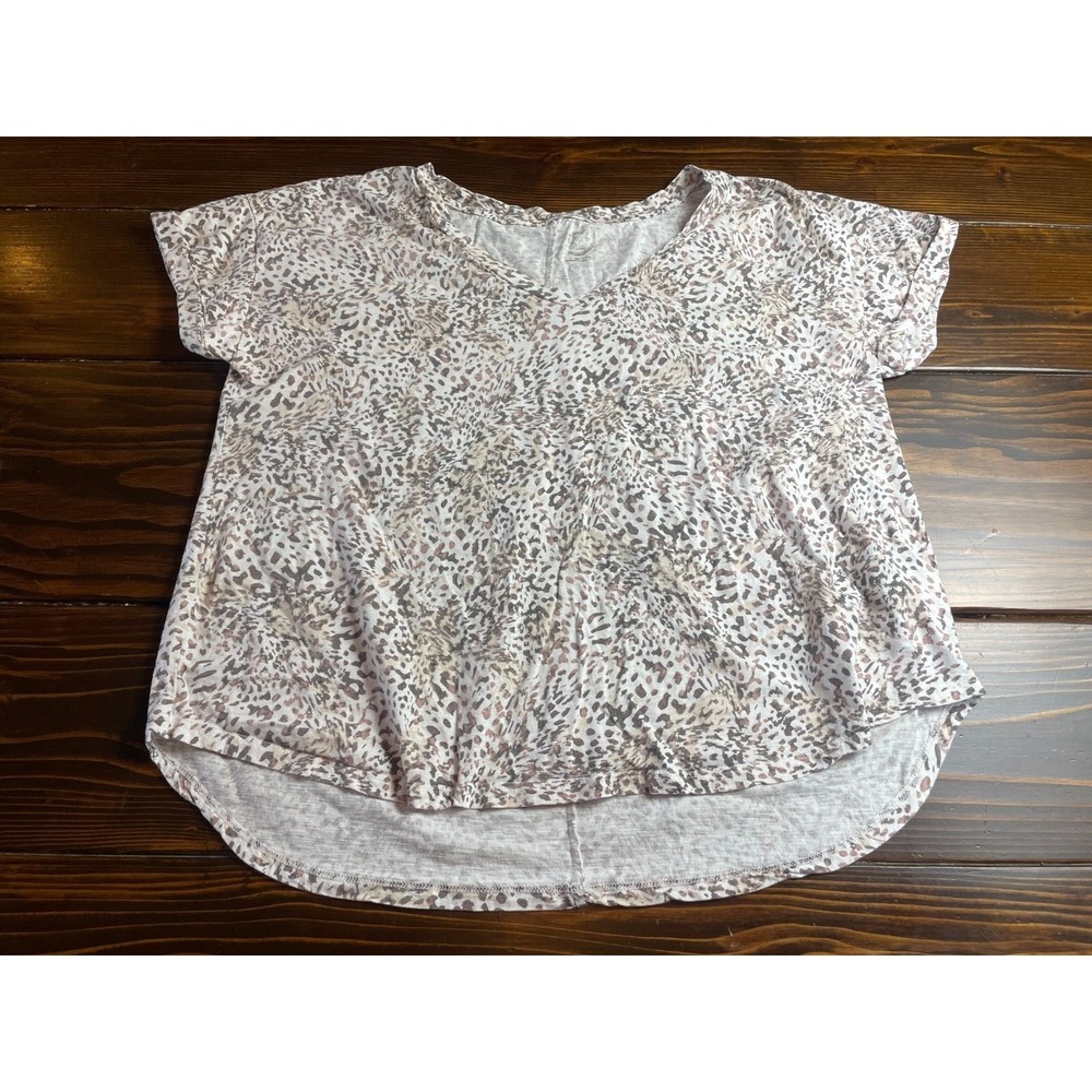 24/7 by Maurices Tee Blouse Women's Size 24W White Tan Pattern High-Low V-Neck